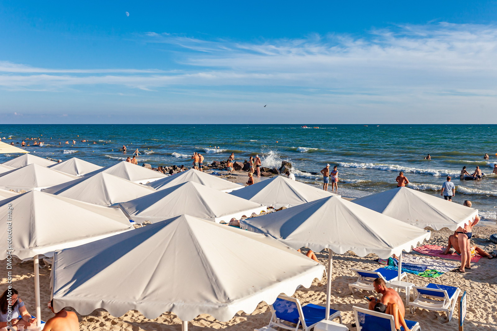 Теневые зонты на пляже Железного Порта