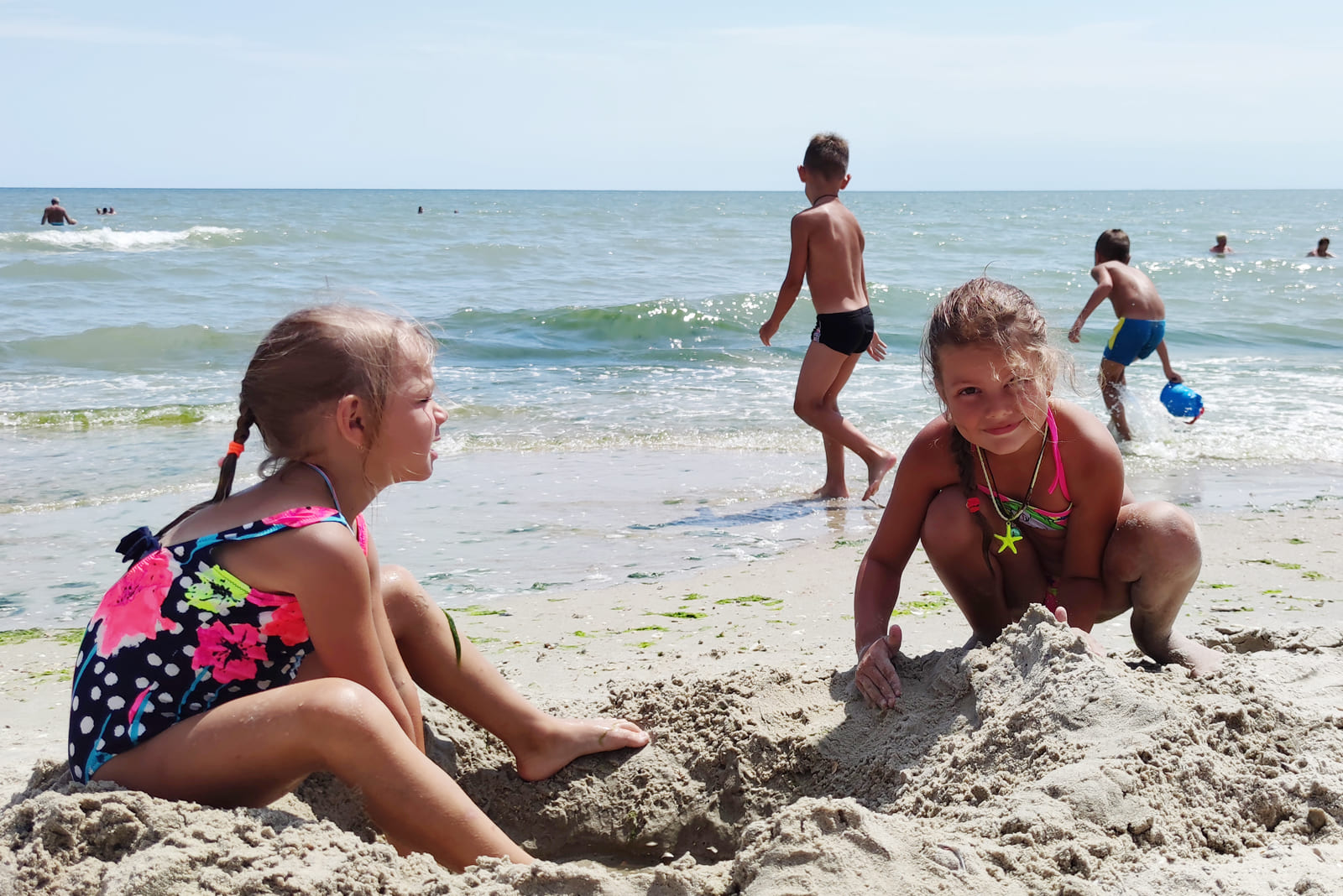 Дети на пляже в Катранке