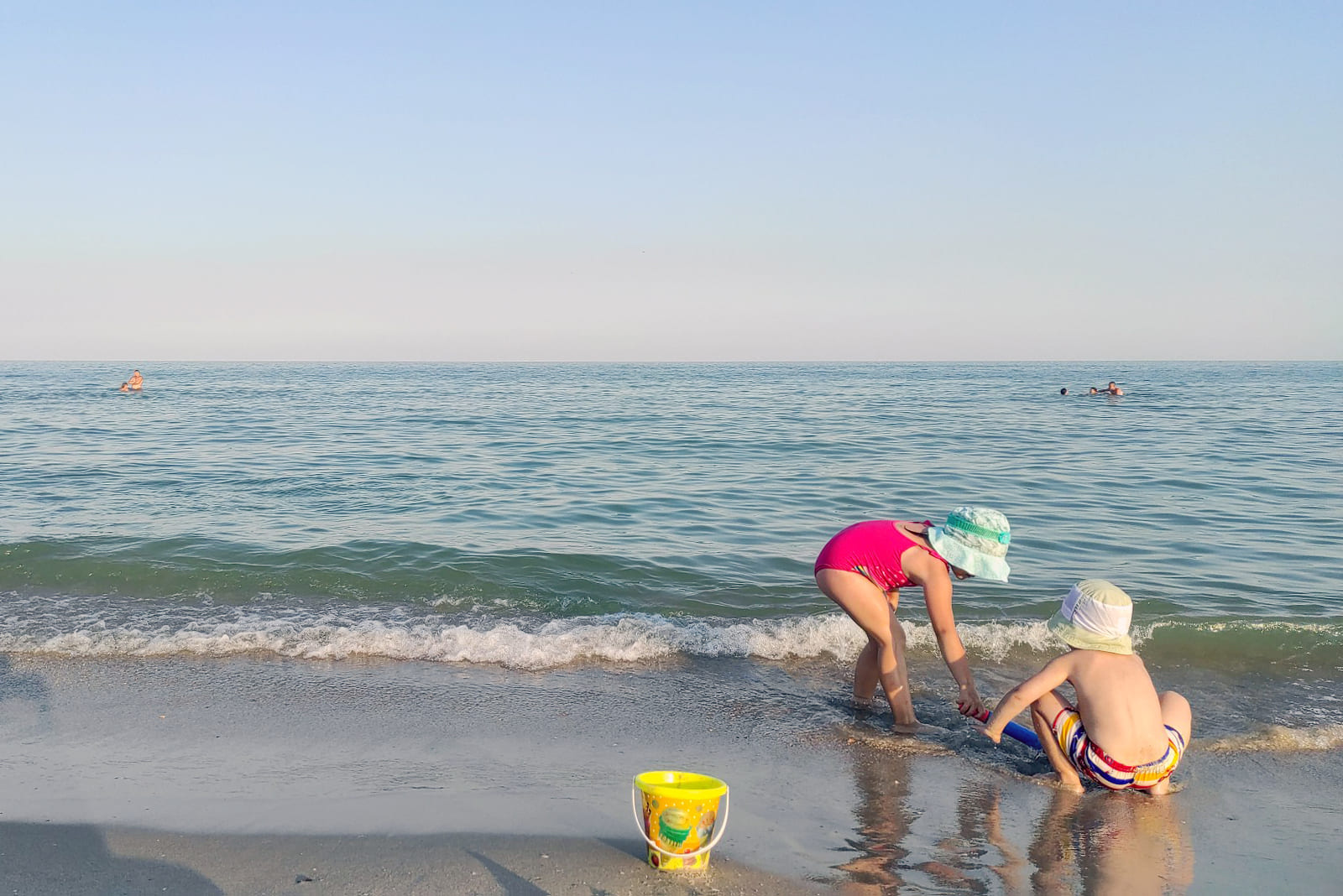 Дети на пляже Рассейки
