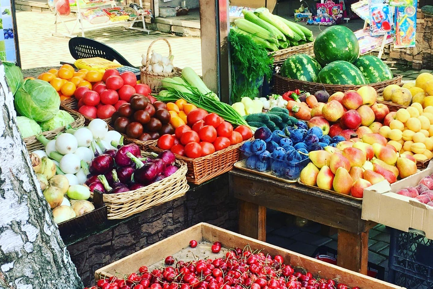 Торговля овощами и фруктами на рынке Рыбаковки