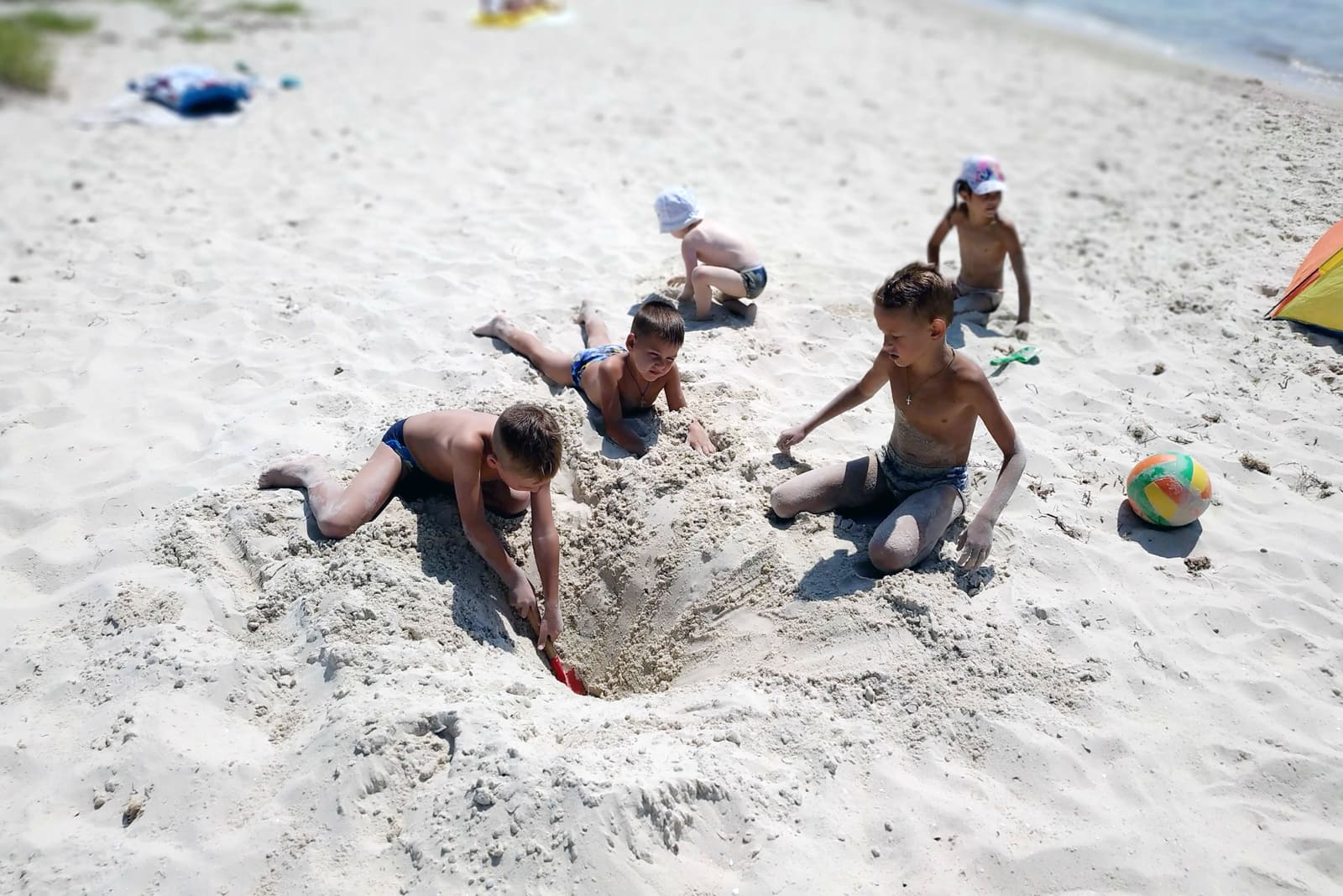 Игры детей на пляже Приморского