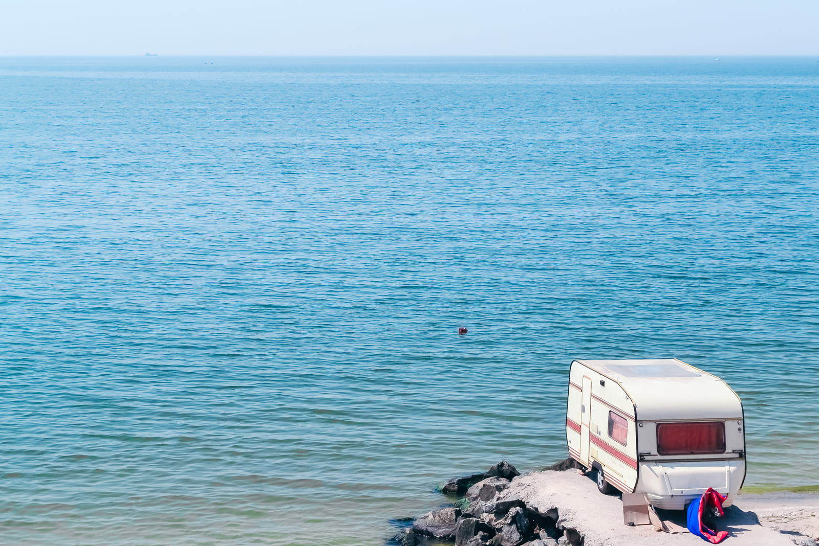 Трейлер на пляже Черноморки