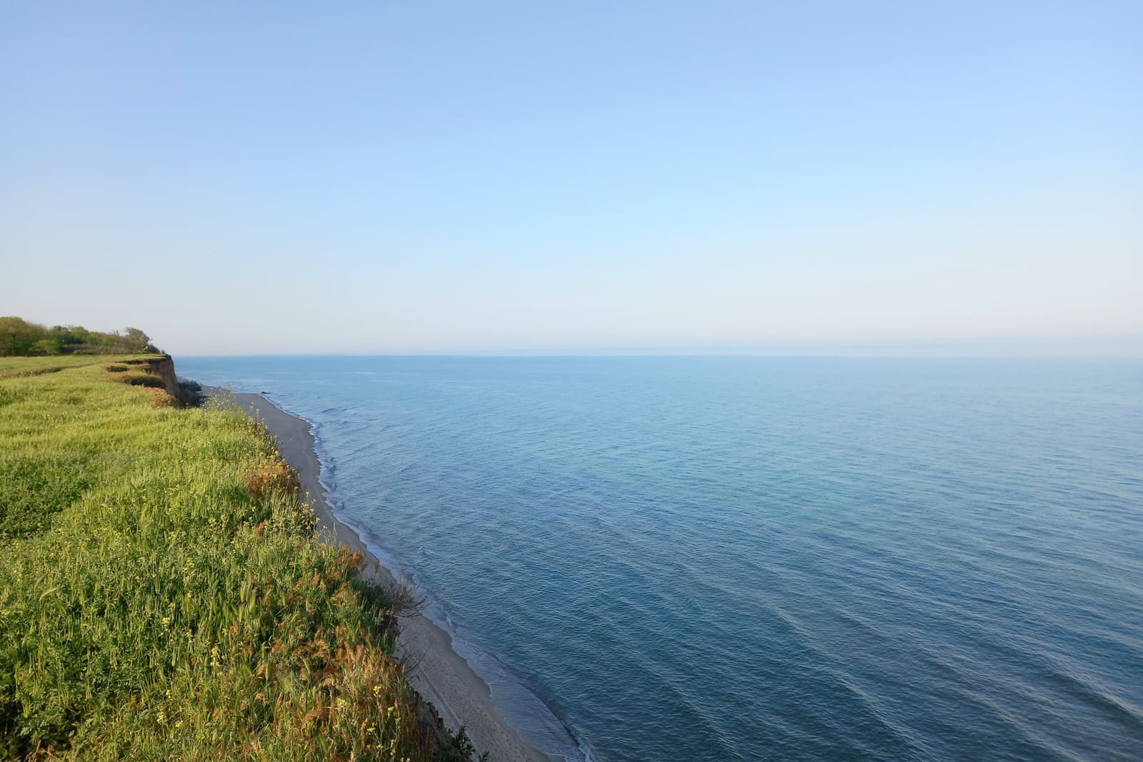 Живописный вид на Черное море в Курортном