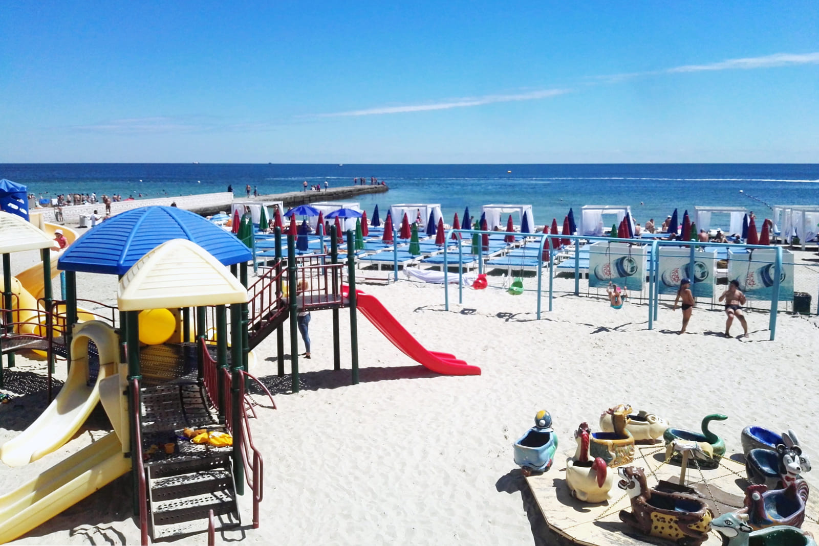 Детская площадка на пляже «Золотой берег» в Одессе