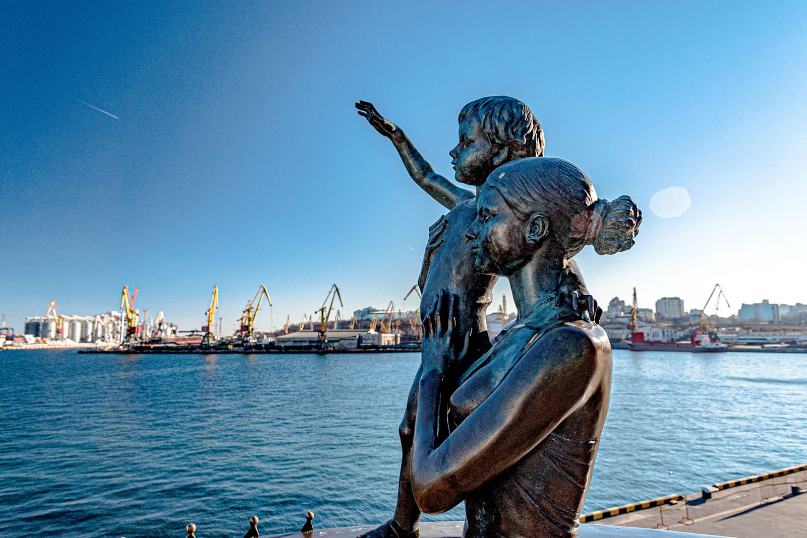 Памятник жене моряка с ребенком возле одесского порта