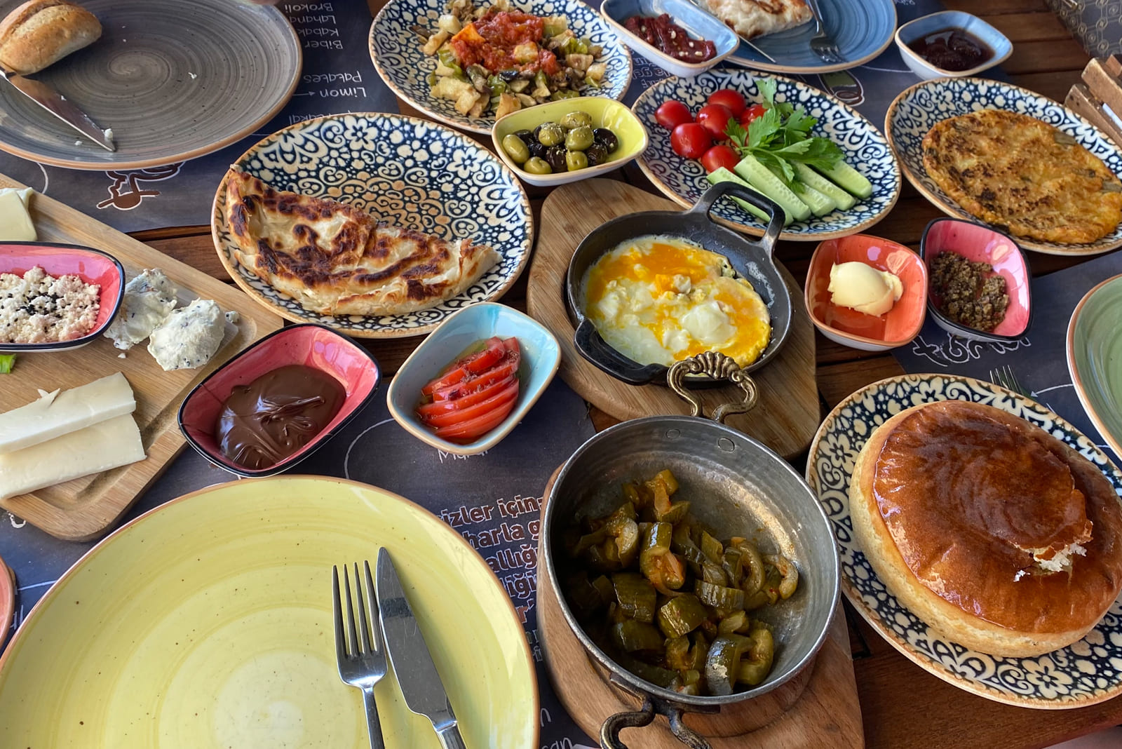 Стол из блюд национальной турецкой кухни