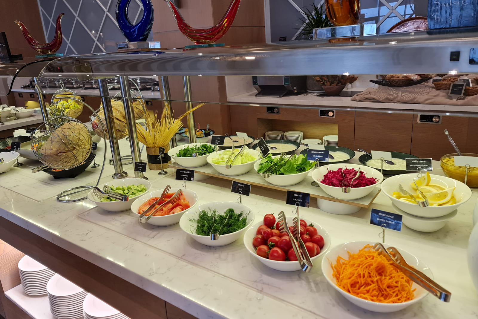 Линия раздачи с овощами в отеле Турции